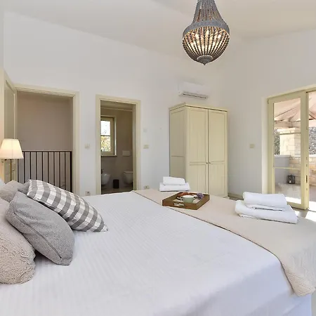 Ardiletta 2303 Villa